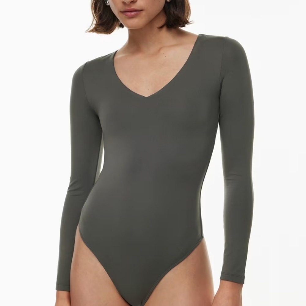 Contour Fixture BodysuitBody-hugging V-neck longsleeve bodysuit Size S